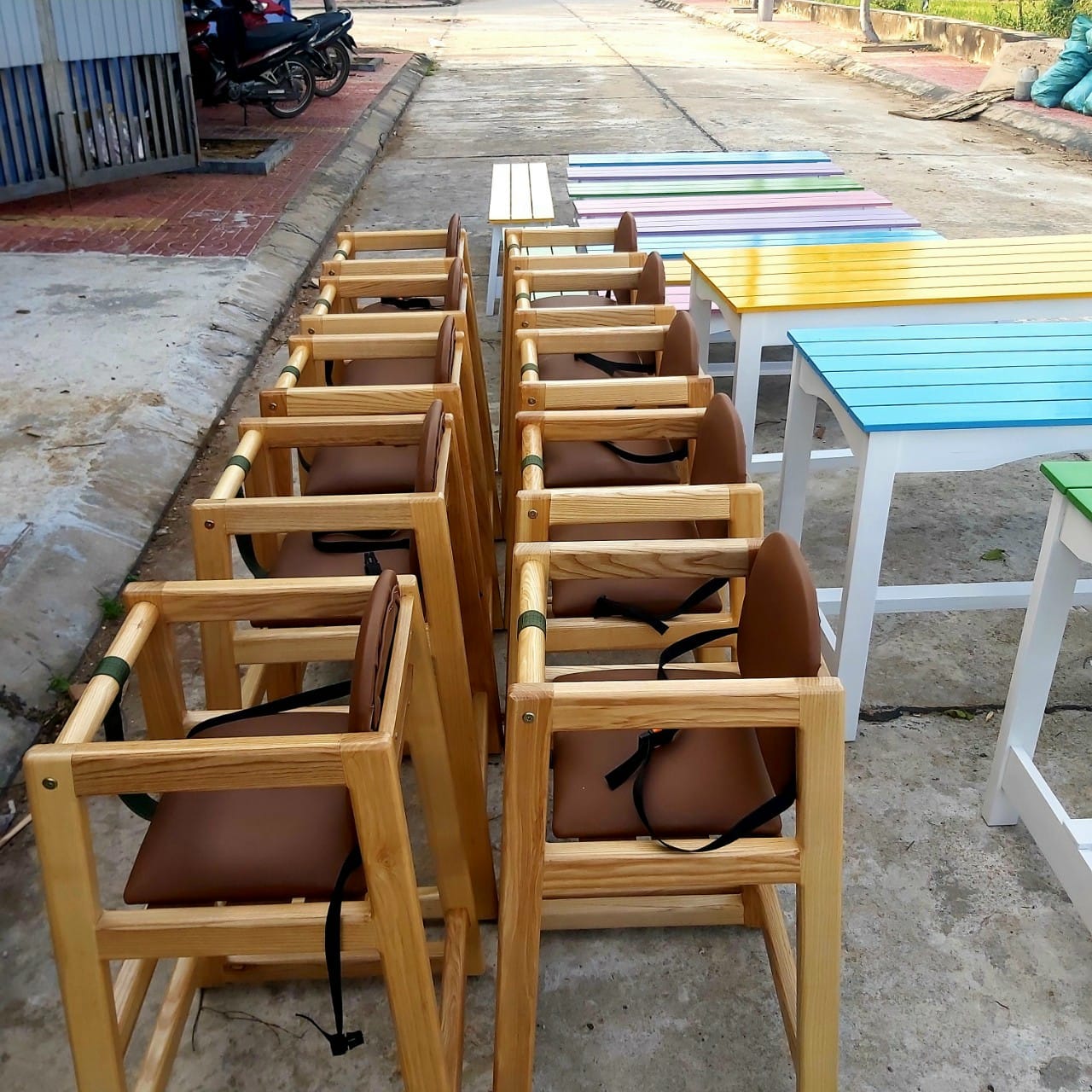 Sản xuất bàn ghế cho khách hàng là trường mầm non - hình 2