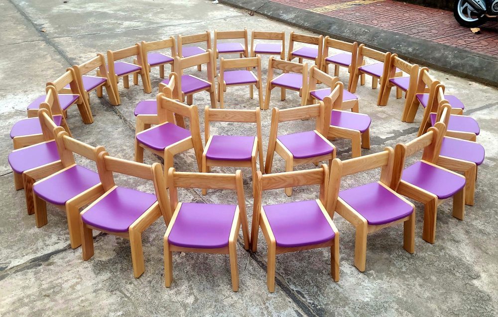 Sản xuất bàn ghế cho khách hàng là trường mầm non