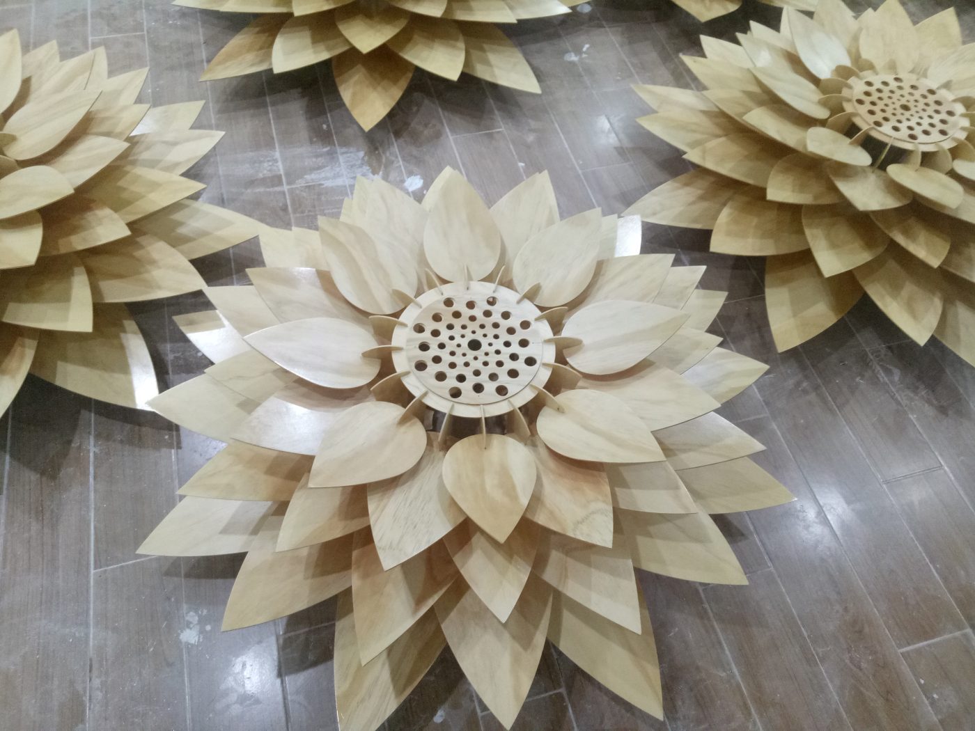 Sản xuất đèn gỗ trang trí cho khách hàng phòng gym - hình 2